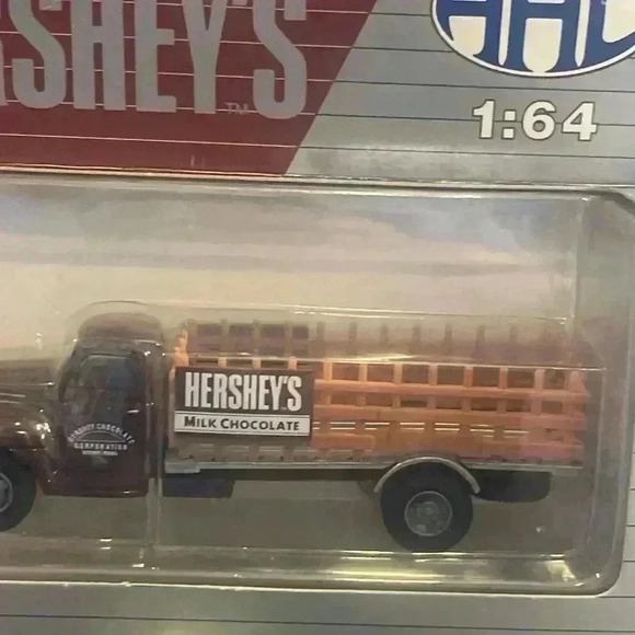 AHL American Highway Legends
Hershey's vintage truck 1:64 New Die
Cast Models - Picture 8 of 13